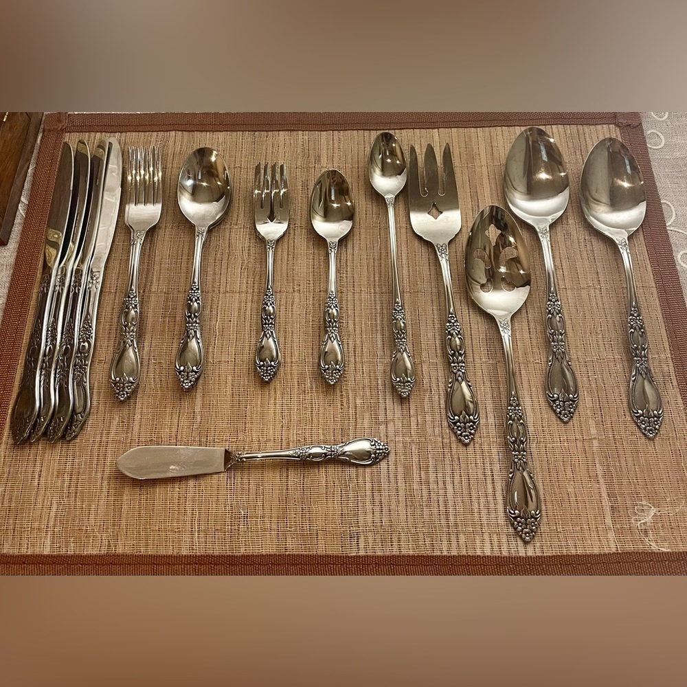 Oneida Huntington Vintage MCM Flatware Flatware Set. 4 settings + 5 Serving Utin